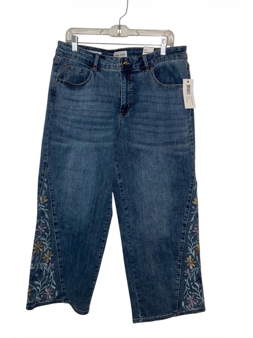 NWT Women’s Tribal - Audrey Wide Crop Embroidered Sz 14